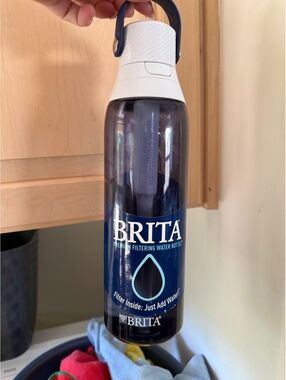 Brita portable  water bottle filtering 24 ounce pr